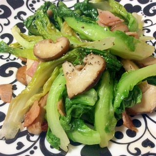 サラダ菜と椎茸のベーコン炒め